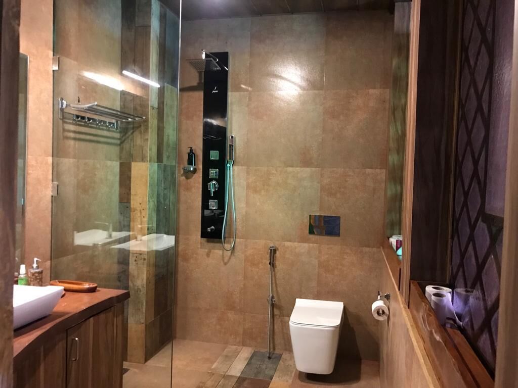 シャワー付き浴槽、ビデ、タオル、石鹸