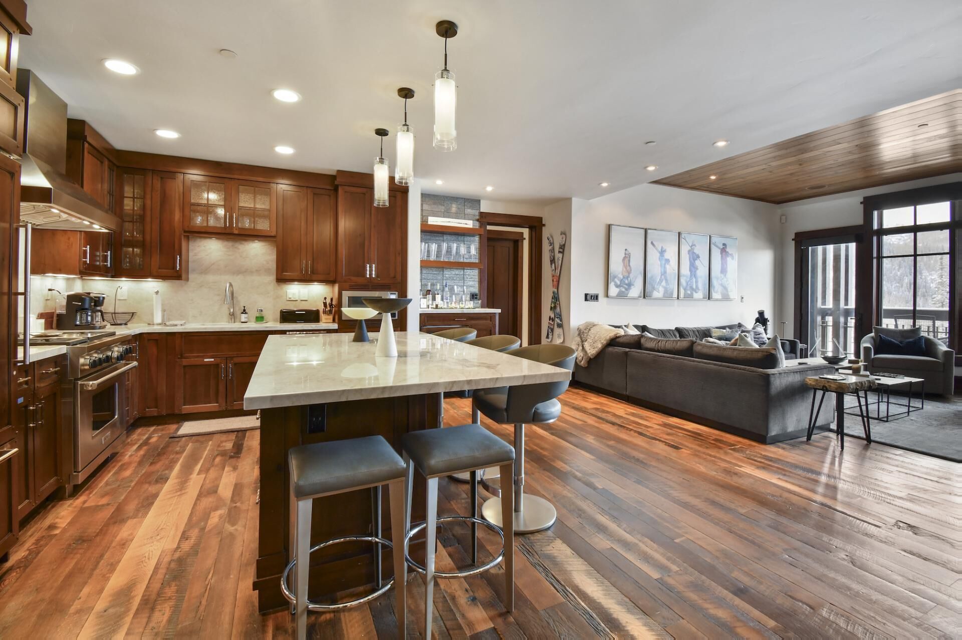 Stunning Ski-in, Ski-out condo with Resort Amenities