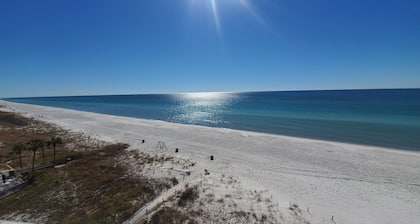 Marvelous 1BR Condo with pool and beach access. Sleeps 4. Park by front door.