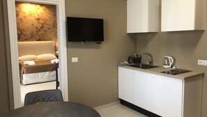 Townhouse – junior | Oppholdsområde | En 32-tommers LED-TV med kabel-kanaler samt TV