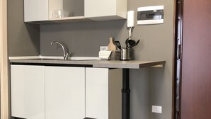 Studiosuite – deluxe | Eget kjøkken | Espressomaskin, kaffetrakter/tekoker, kjøleskap og vannkoker