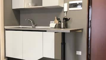 Deluxe Studio Suite | Private kitchen | Fridge, espresso maker, coffee/tea maker, electric kettle