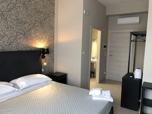 Fer et planche à repasser, Wi-Fi gratuit, draps fournis