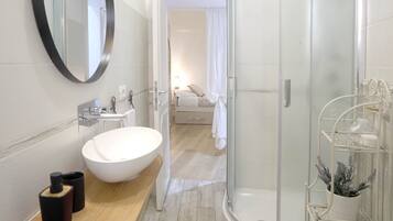 Shower, hair dryer, bidet, towels