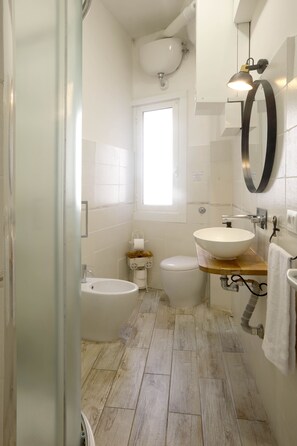 Shower, hair dryer, bidet, towels - 2 Rooms at the Colosseum Rome New Apartment (Roma)