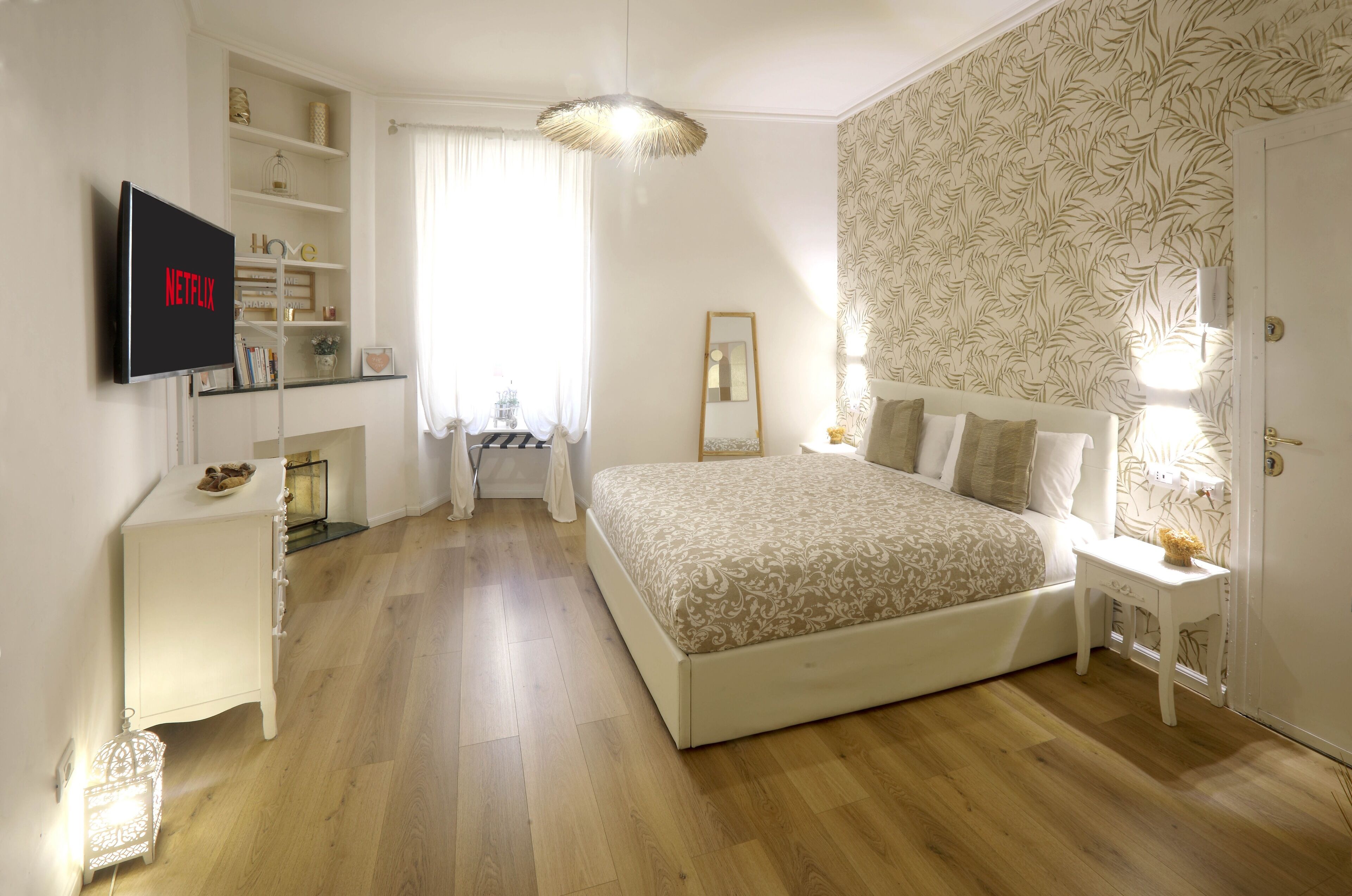 2 soverom, skrivebord, strykejern/-brett og reiseseng for barn