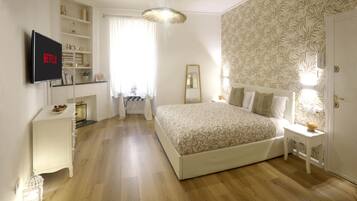 2 habitaciones, escritorio y tabla de planchar con plancha