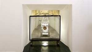 A fireplace with a decorative screen, a welcome sign, and heart-shaped decorations. - 2 Rooms at the Colosseum Rome New Apartment (Roma)
