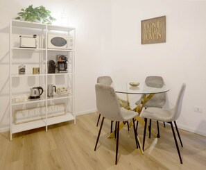Dining - 2 Rooms at the Colosseum Rome New Apartment (Roma)