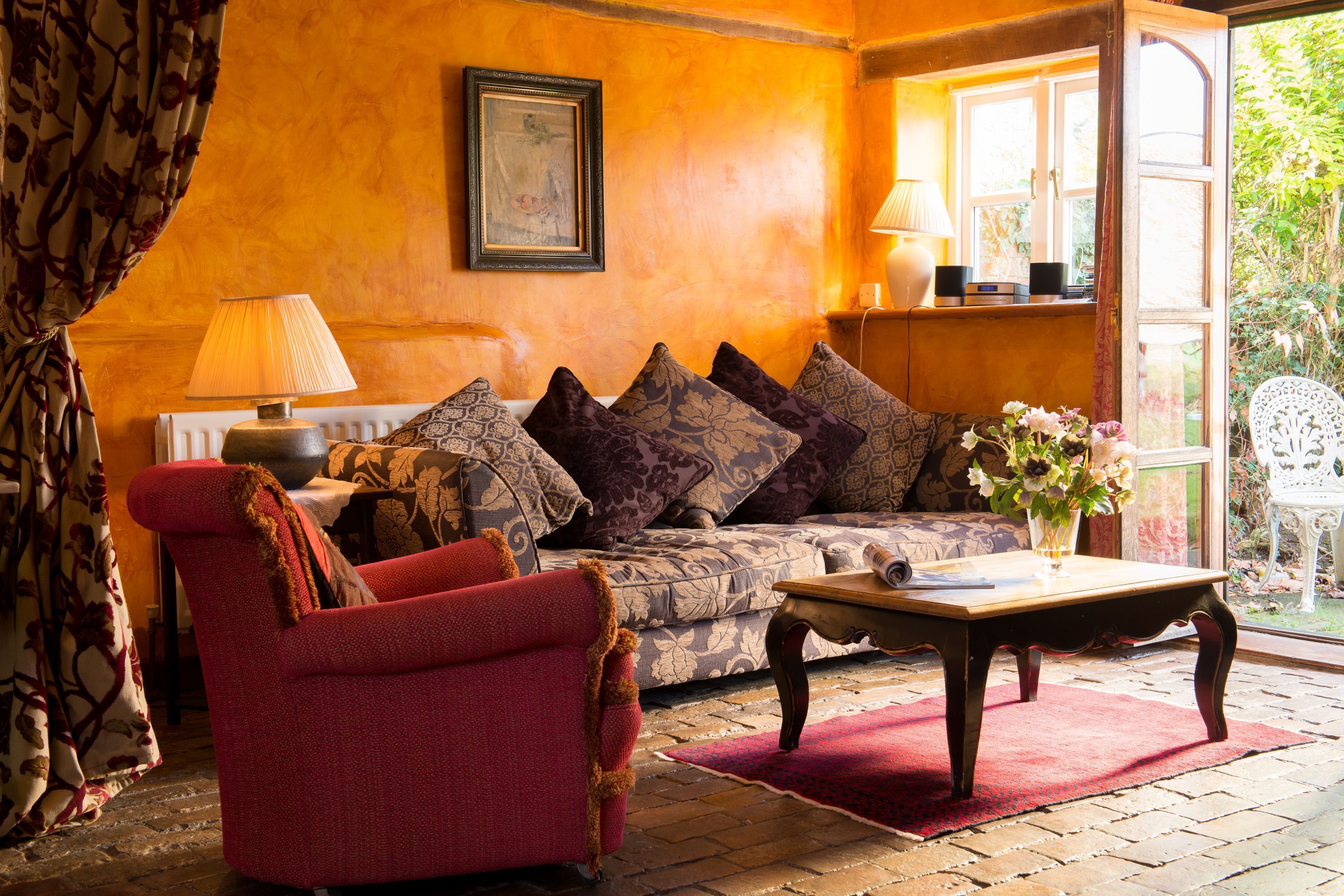 TV connectée, cheminée, lecteur de DVD, livres