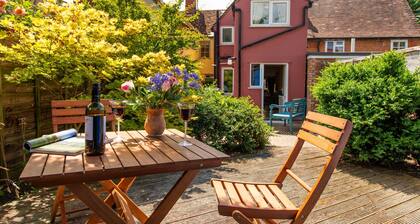 Meddlars - A romantic cottage by a historic Town great for walks, pubs and shops.