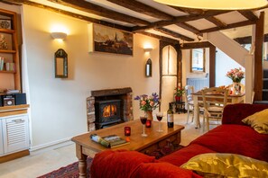 Een smart-tv, een open haard, boeken en een stereo