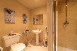 Shower, hair dryer, towels, soap - The Stables -  A rural, romantic retreat in a particularly pretty countryside setting close to Castl (Great Maplestead)