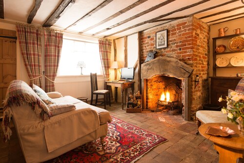 A romantic little Flax Workers Cottage with a beautiful open fire and an enclosed garden which leads