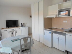 Fridge, microwave, coffee/tea maker, freezer - 2-Room Apartment with Terrace and Parking Near Espiguette Beach (Le Grau-du-Roi)