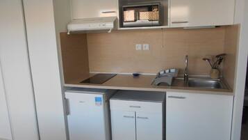 Een koelkast, een microgolfoven, een koffiezetapparaat/waterkoker