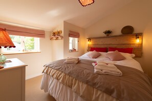 3 bedrooms, iron/ironing board, travel cot, free WiFi - A beautiful little Victorian House in one of Suffolk’s prettiest villages. (Cavendish)