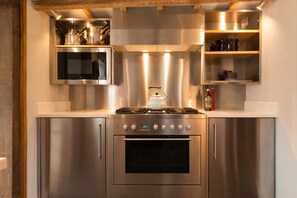 Geladeira, micro-ondas, fogão, cooktop