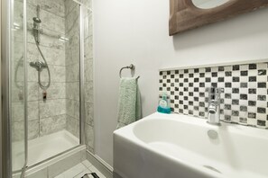 Douche, sèche-cheveux, serviettes fournies, savon