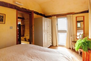 1 habitación, tabla de planchar con plancha y cuna de viaje 