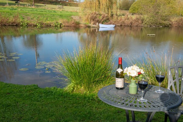 Outdoor dining - Mill Cottage - Escape to this beautiful cottage in its own private valley and enjoy nature. (Assington)