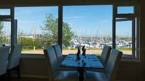 Ein Essbereich mit Blick auf eine Marina.