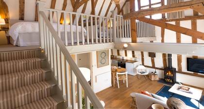 Beautiful – Stylish – Rural – Elegant: Deepwell Granary is a romantic getaway.