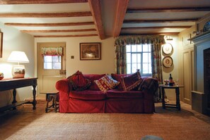 TV, fireplace, books, stereo - A stunning character cottage in a Nature Reserve - Laundry Cottage (Snape)