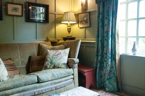 TV, peis, DVD-spiller og bøker