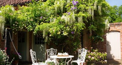 A quirky character cottage in a Nature Reserve - Cissys Cottage