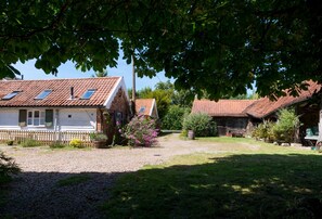 Property grounds - Kick off your shoes, stare into the fire and relax in rural bliss (Edwardstone)