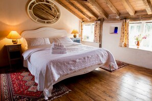 2 habitaciones, escritorio y tabla de planchar con plancha 