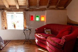 Smart TV, fireplace, DVD player, books - Kick off your shoes, stare into the fire and relax in rural bliss (Edwardstone)