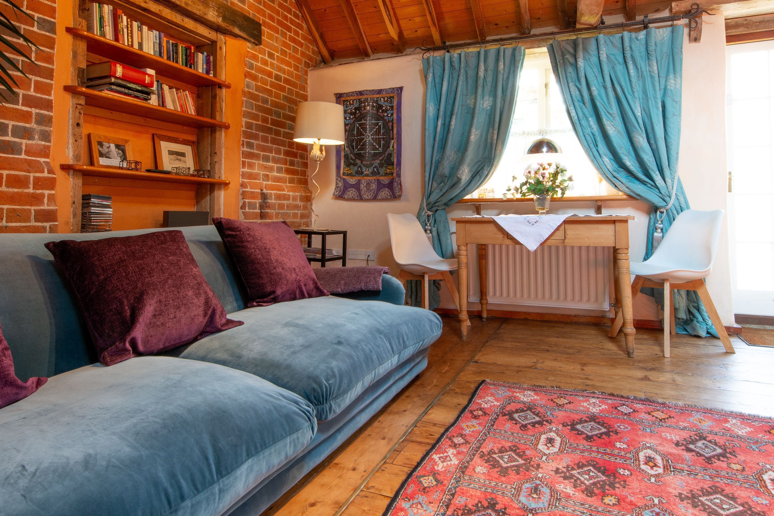 TV connectée, cheminée, livres