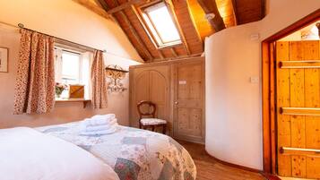 1 bedroom, iron/ironing board, travel cot, free WiFi