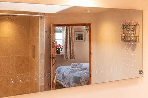1 slaapkamer, een strijkplank/strijkijzer, reisbedje, gratis wifi