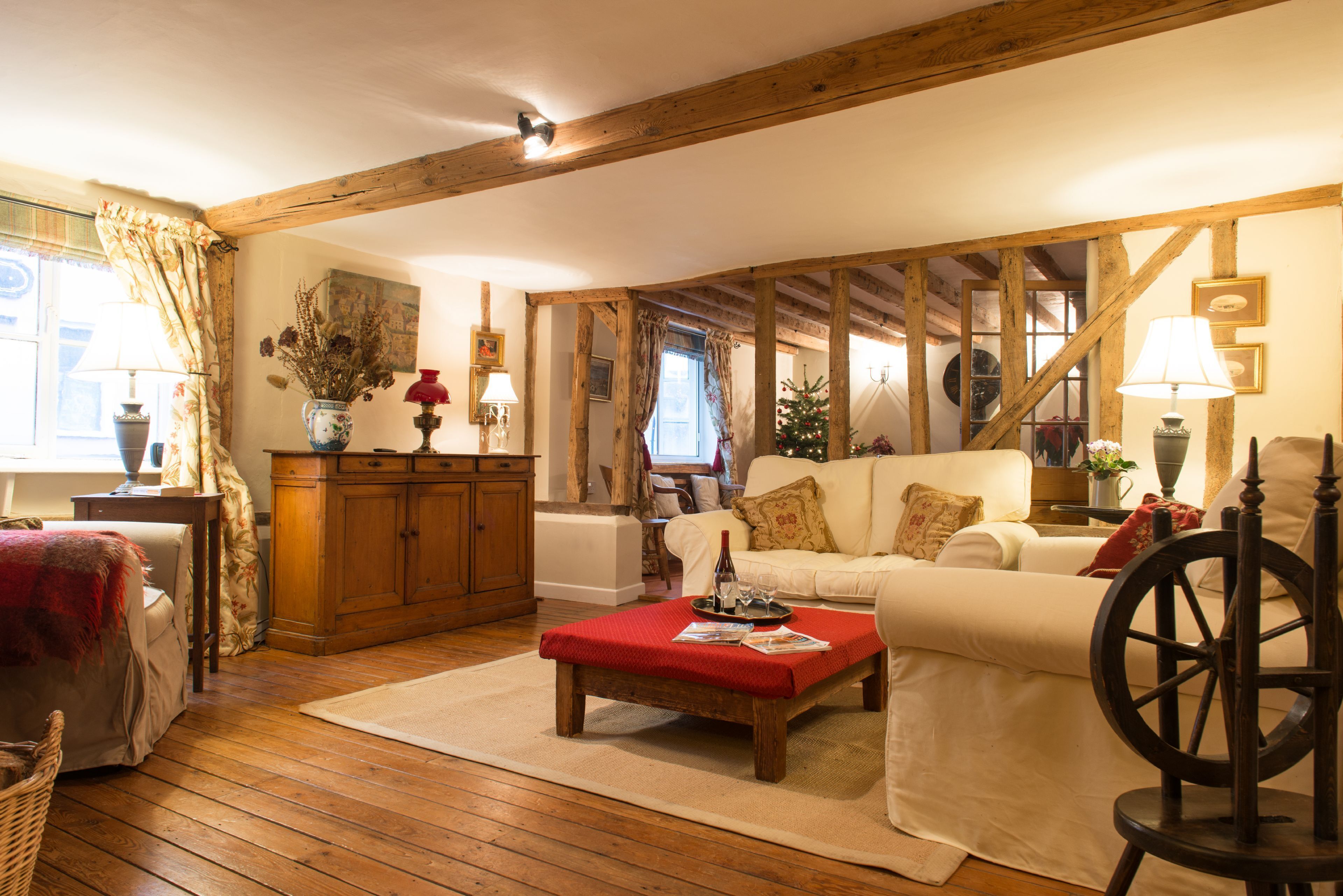 TV connectée, cheminée, livres