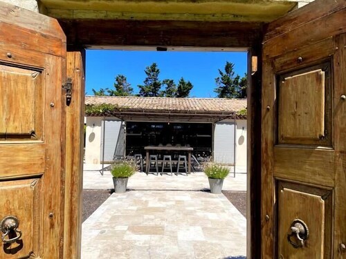 Beautiful contemporary villa, swimming pool and large garden