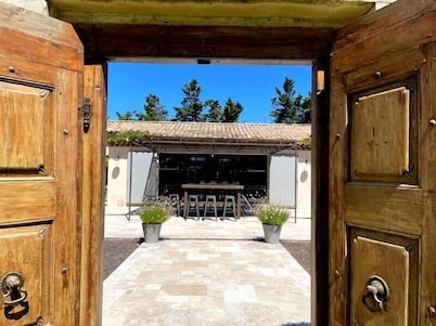 Beautiful contemporary villa, swimming pool and large garden