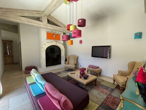 Télévision, cheminée