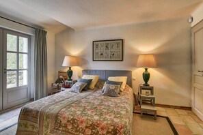 4 bedrooms, WiFi, bed sheets - ��“Le Mas des Oliviers: Authentic Provençal spirit” (Cadenet)