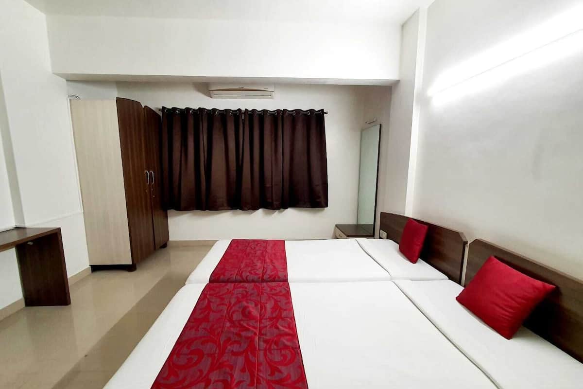 Ein Hotelzimmer mit einem großen Bett, einem Kleiderschrank, einem Spiegel und einem fenster mit Vorhängen.
