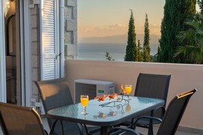 تناول الطعام بالخارج