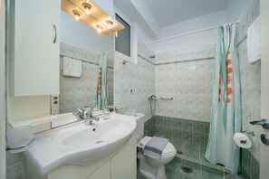 Bañera, secador de pelo, toallas