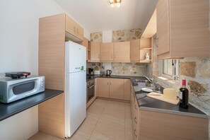 ثلاجة، ميكروويف، فرن، غسالة أطباق