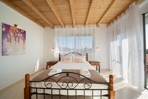 3 عدّة غرف نوم وخزنة داخل الغرفة ومكواة/لوح كي وملاءات أسرّة