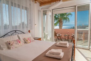 3 عدّة غرف نوم وخزنة داخل الغرفة ومكواة/لوح كي وملاءات أسرّة