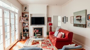 Smart-tv, een open haard en een dvd-speler