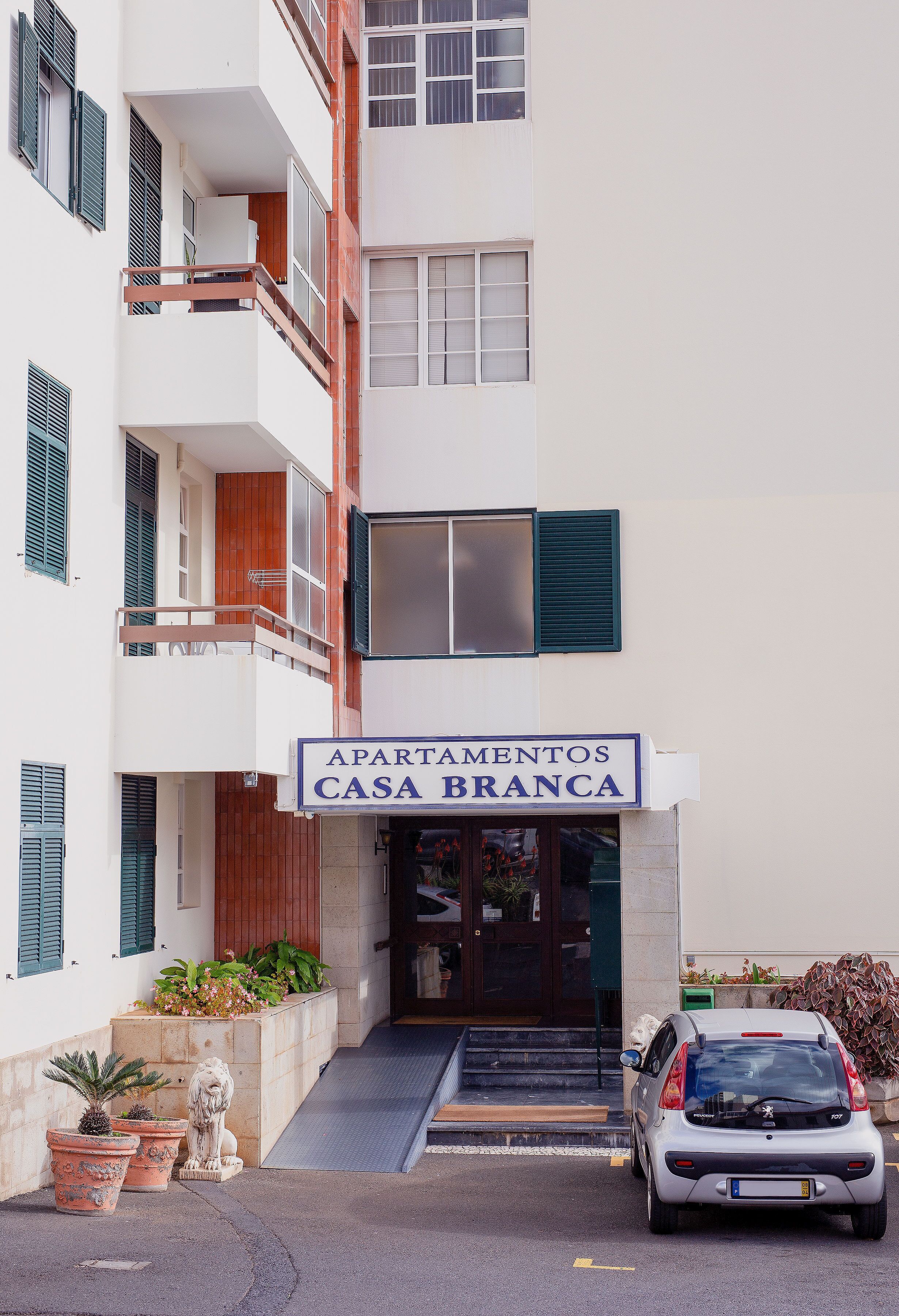 A building with a sign reading "APARTAMENTOS CASA BRANCA".