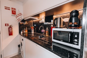 Refrigerador, microondas, placa de cocina, tostadora